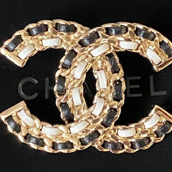 CHANEL 2022A GOLDEN TONE CC LOGO WHITE AND BLACK LEATHER SMALL BROOCH - Picture 10 of 14